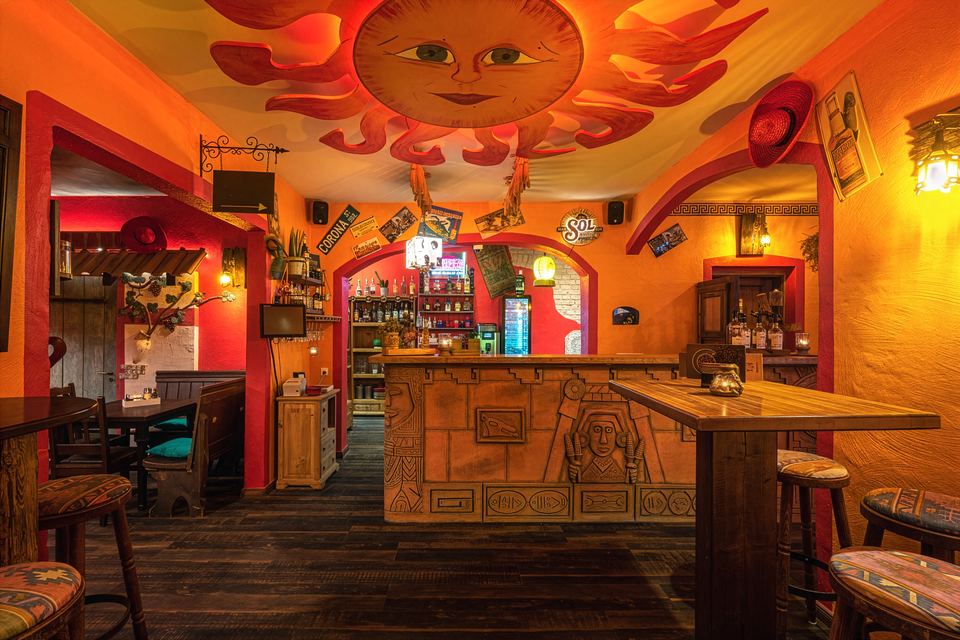 Die Bar des Desperado Sellin unter der handbemalten Sonnendecke