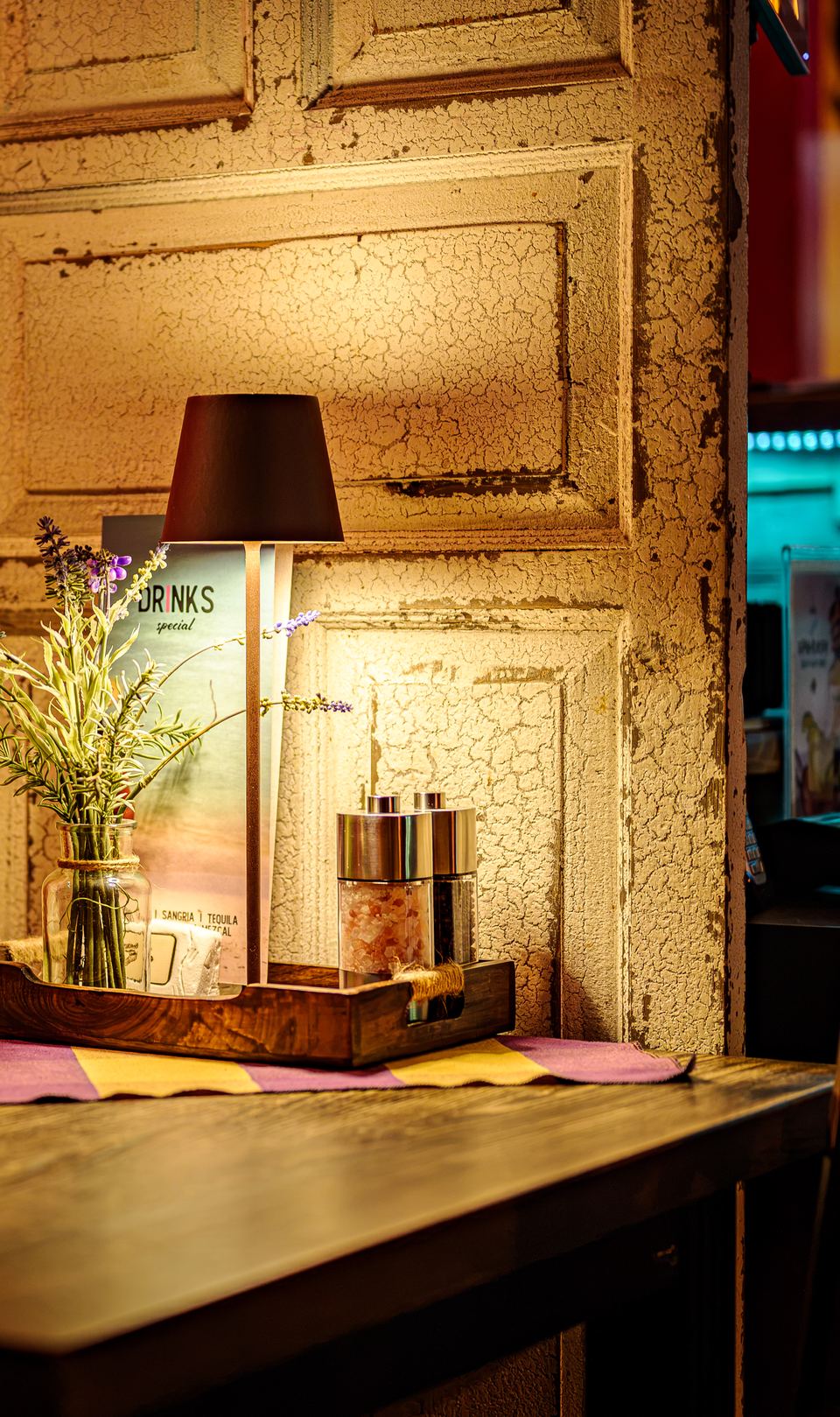Lampe und Wanddetail im Innenraum