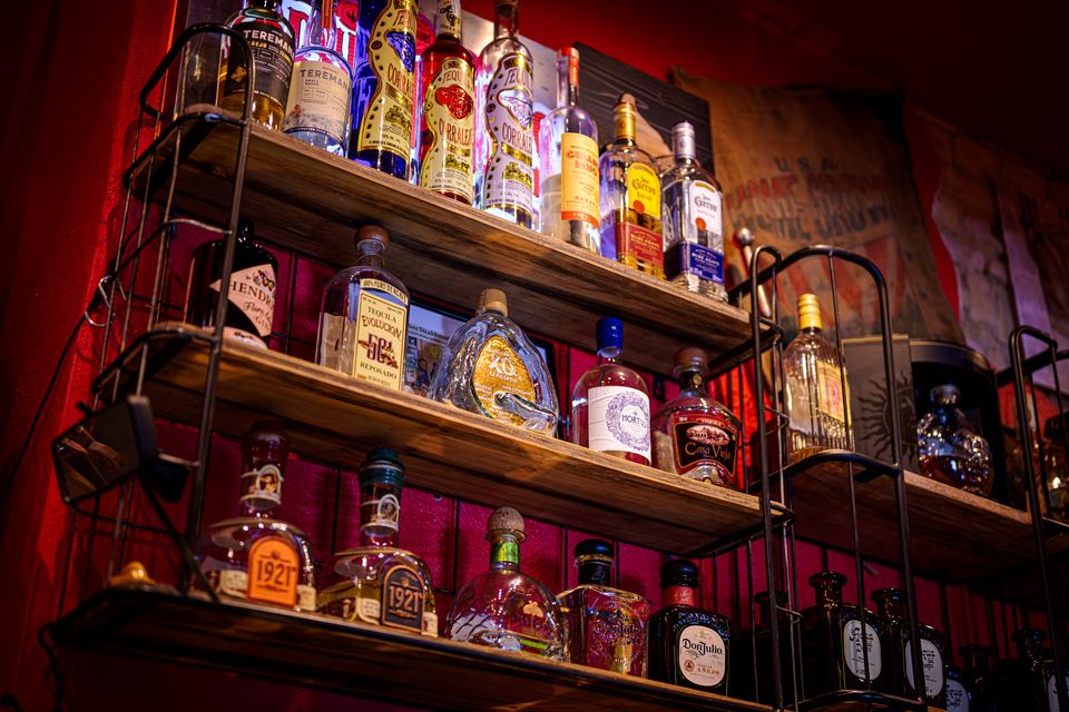 Tequila-Regal mit vielen Sorten an der Bar