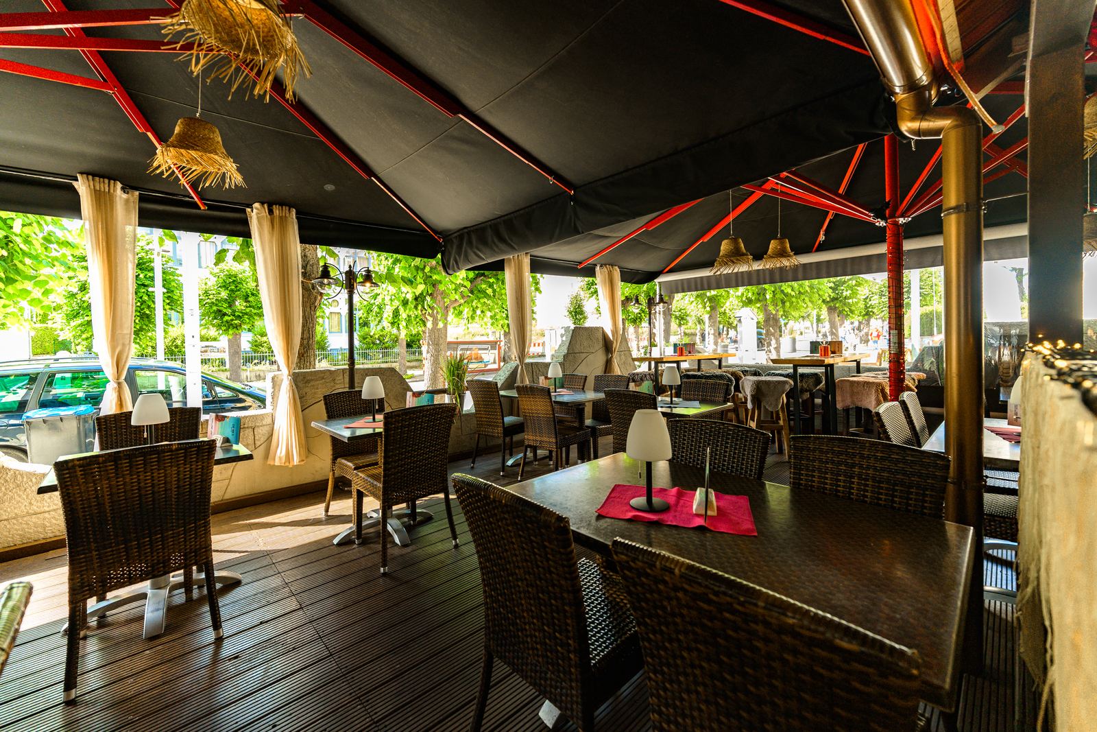 Die überdachte Terrasse des Desperado in der Wilhelmstraße in Sellin auf Rügen