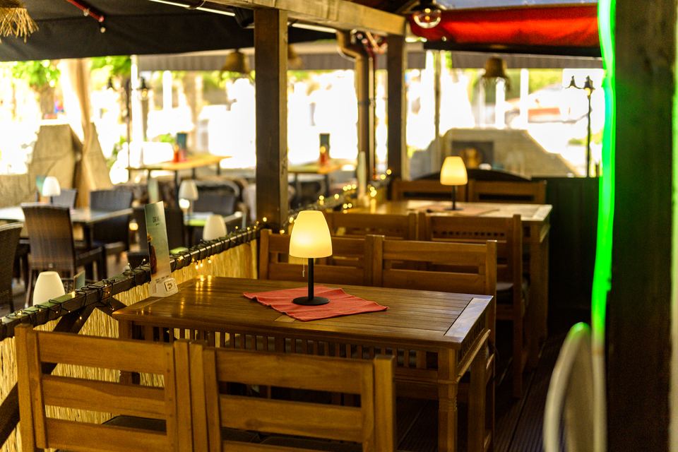Gedeckte Tische auf der überdachten Terrasse des Desperado Sellin