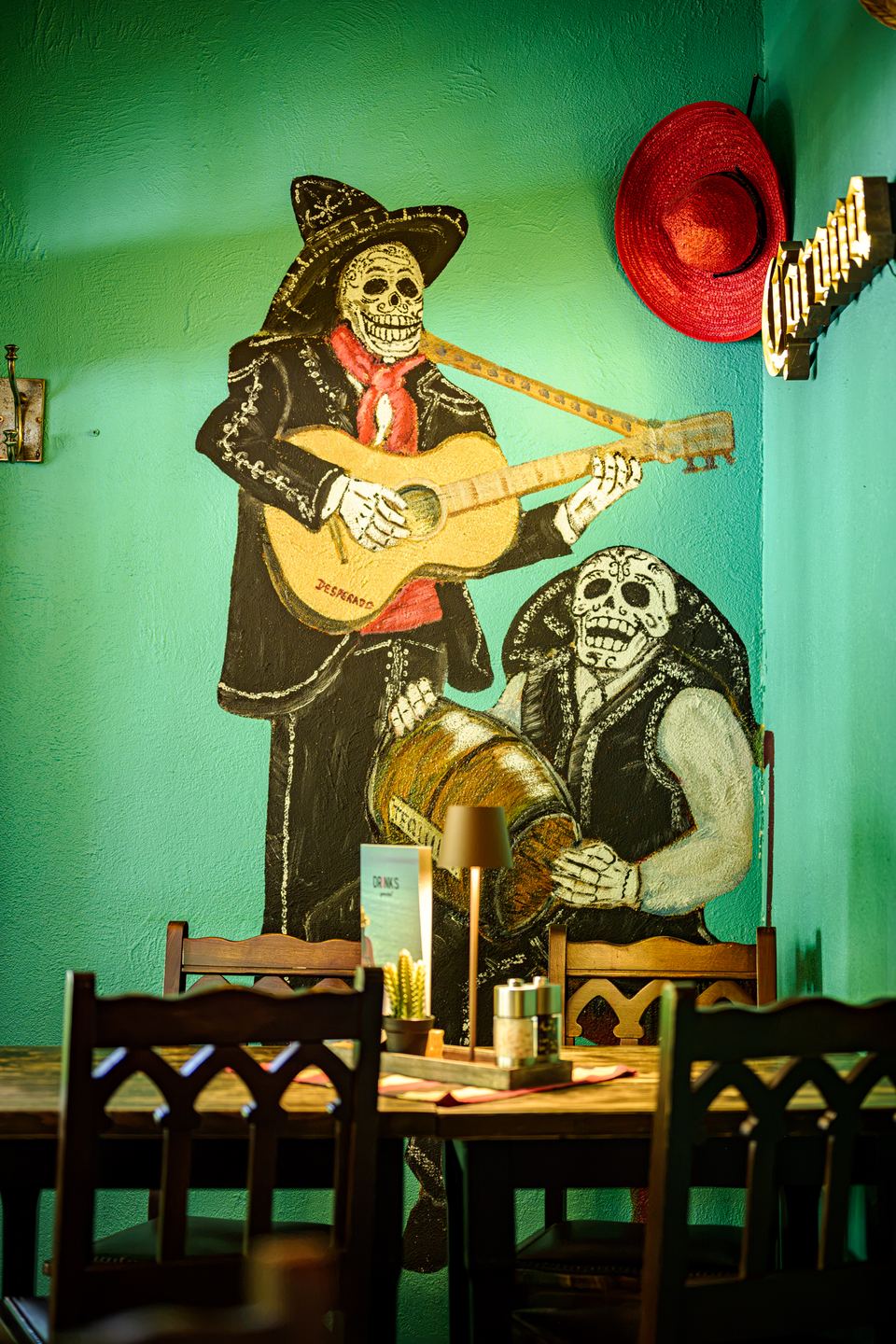 Wandbild mit musizierendem Mariachi-Skelett im Desperado Sellin